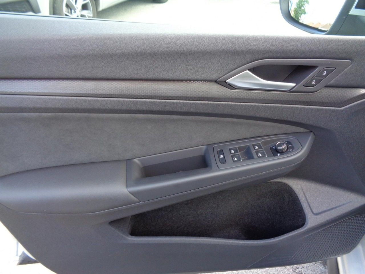 Golf VIII GTI 2,0 TSI DSG (DCC+LED+Navi+RearView)
