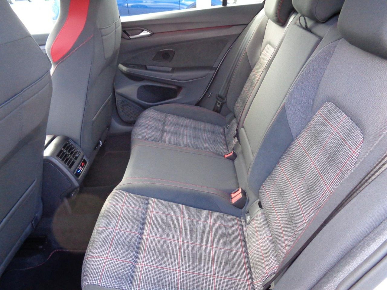 Golf VIII GTI 2,0 TSI DSG (DCC+LED+Navi+RearView)