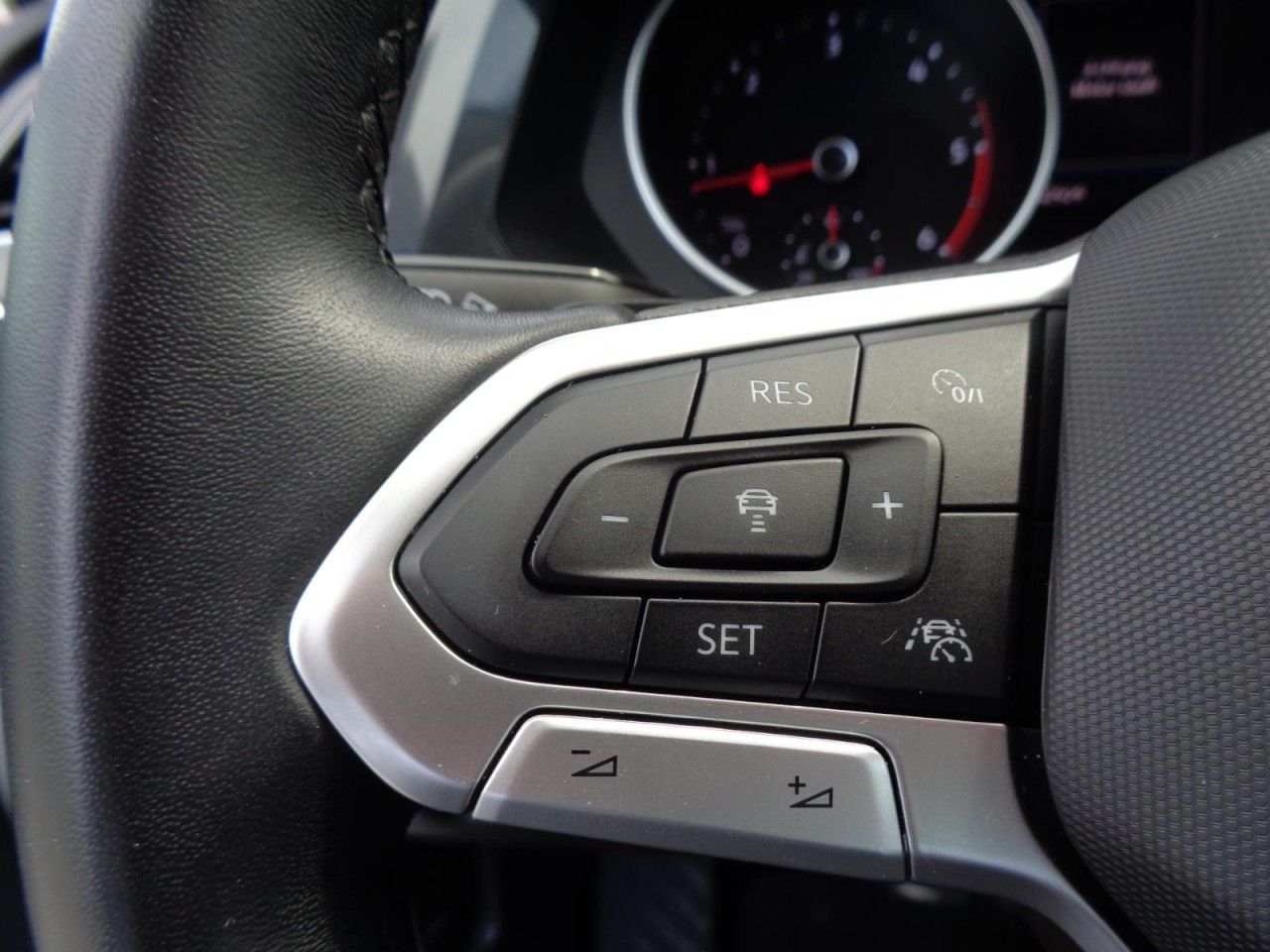 Tiguan 2,0 TDI DSG (AHK+Navi+ACC)
