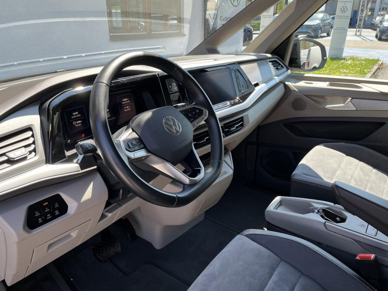 T7 Multivan 2,0 TDI DSG Life KÜ (LED+Navi+Standhzg.+AHK)