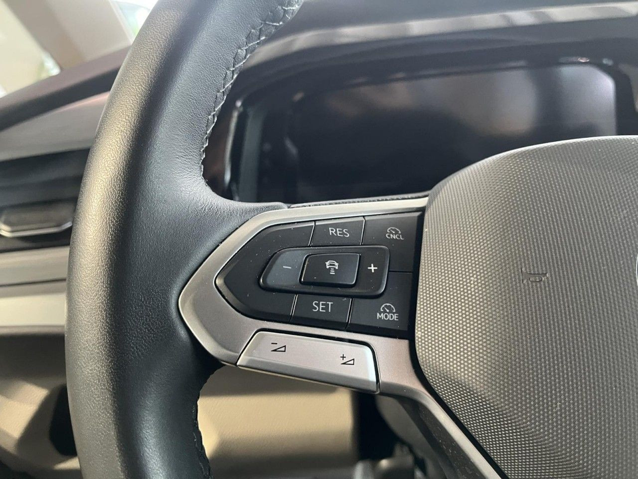 T7 Multivan Life 2.0 TDI DSG KÜ (LED+NAVI+AHK+RearView+APP+ACC)