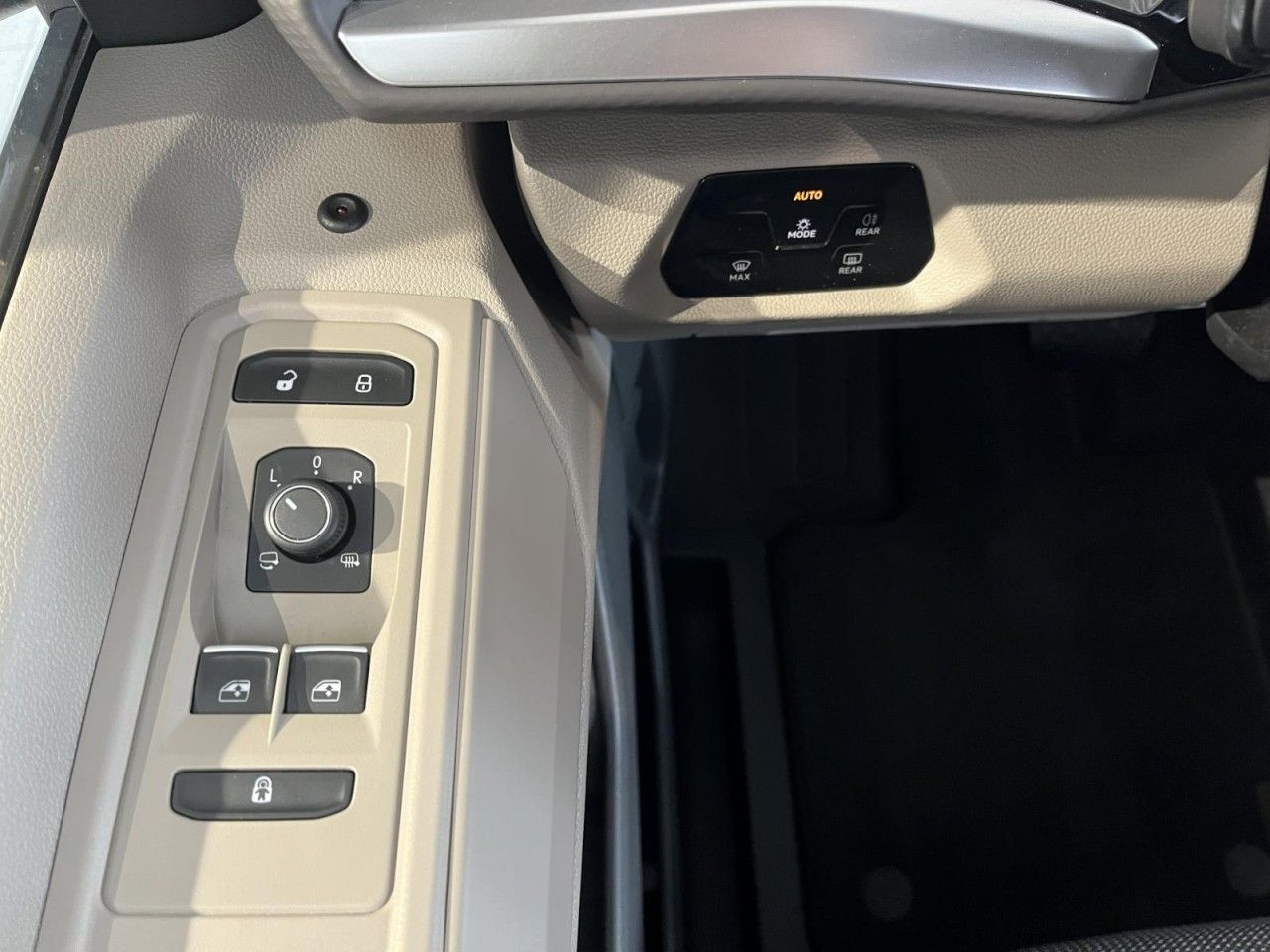 T7 Multivan Life 2.0 TDI DSG KÜ (LED+NAVI+AHK+RearView+APP+ACC)