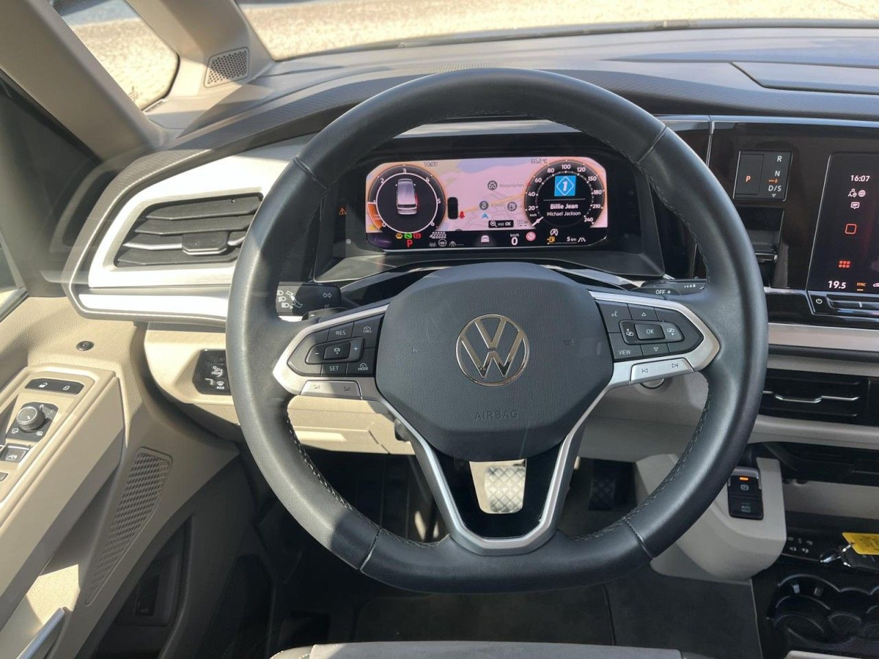 T7 Multivan 2,0 TDI DSG Life LÜ (IQLight+Standhzg.+AHK)