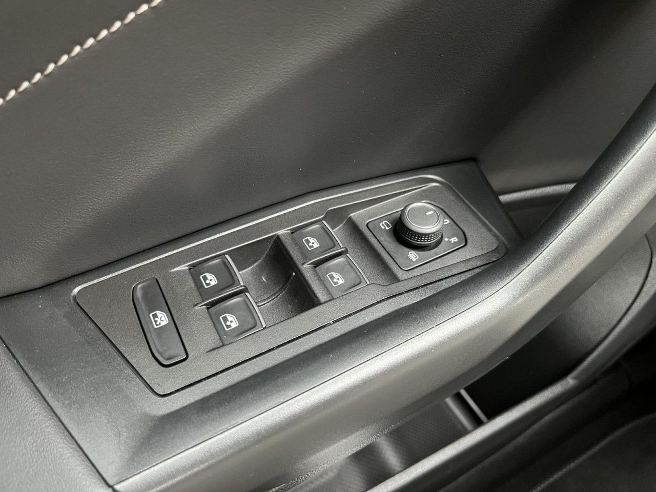 T-Roc 1,5 TSI DSG R-Line (LED+Navi+RearView)