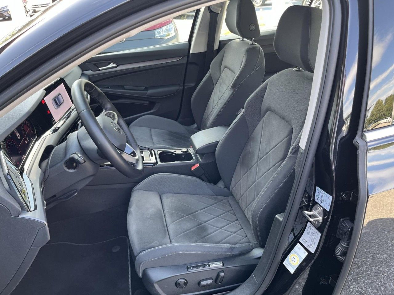 Golf VIII 1,5 TSI Style (AHK+Head-up+Navi)