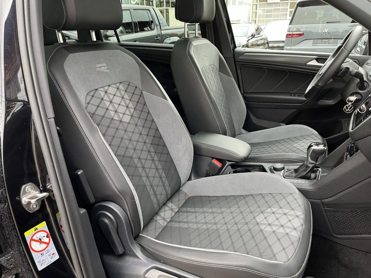 Tiguan Allspace 2,0 TDI DSG 4Motion R-Line BlackStyle (AHK+Navi+Pano)