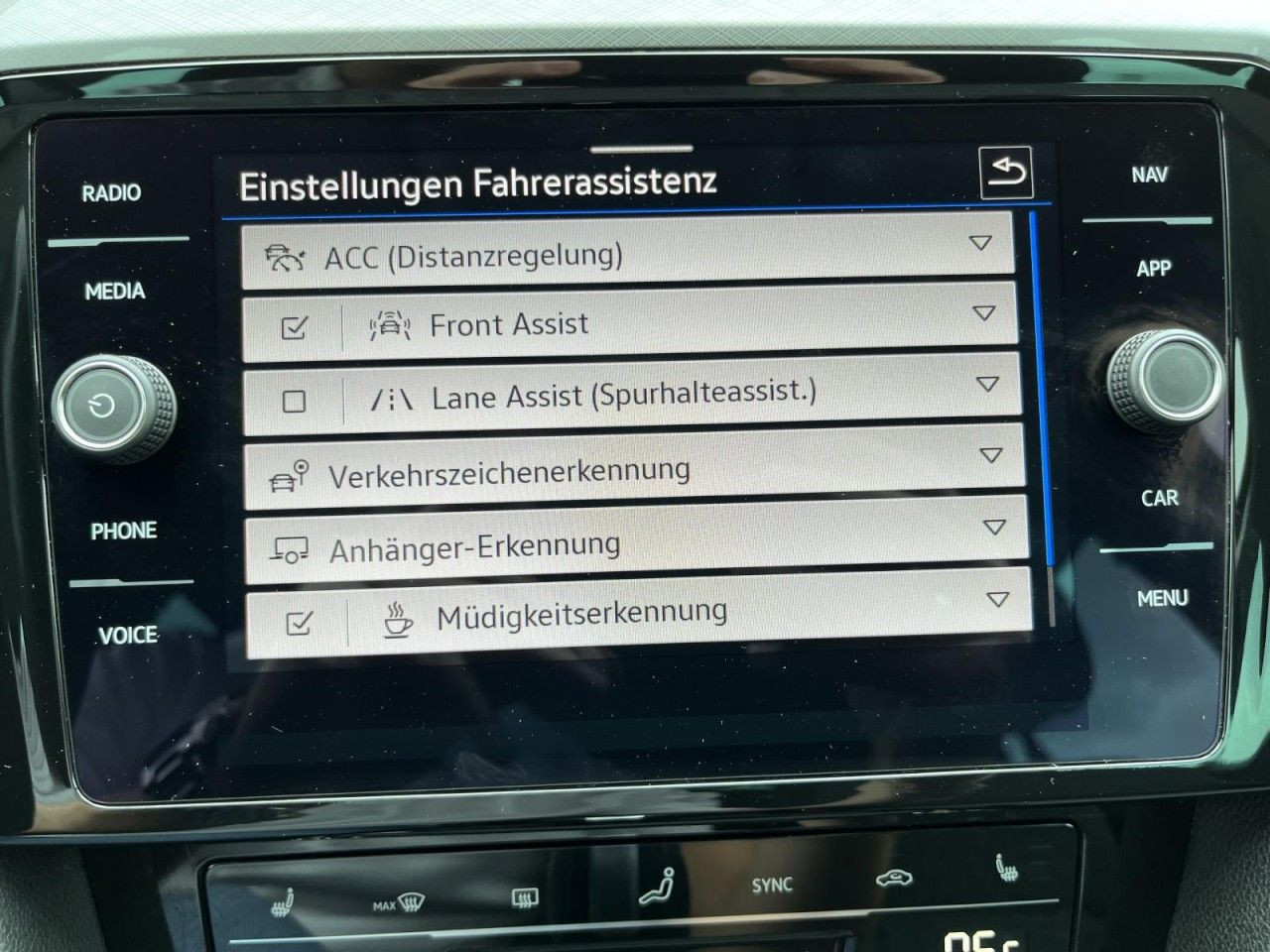 Passat Variant 2,0 TDI DSG Business (LED+Navi+AHK)