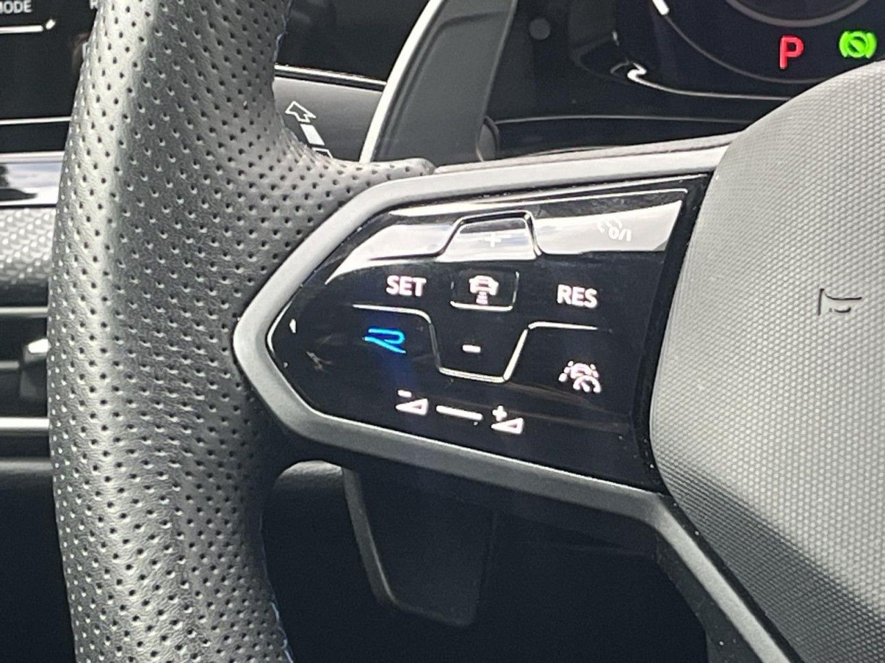 Golf VIII R 2,0 TSI 4Motion DSG (IQ L,RearView,DCC,Head up)