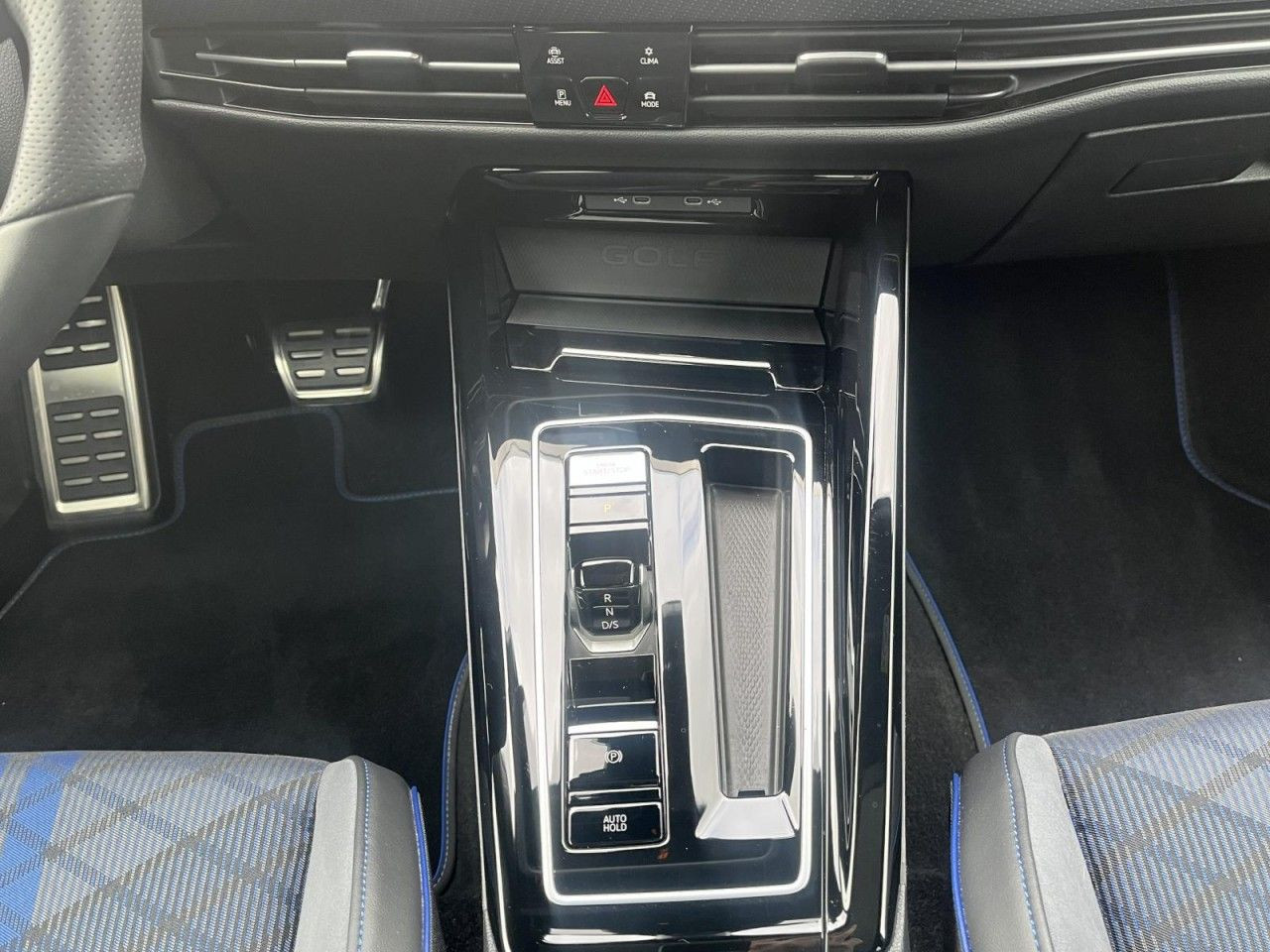 Golf VIII R 2,0 TSI 4Motion DSG (IQ L,RearView,DCC,Head up)