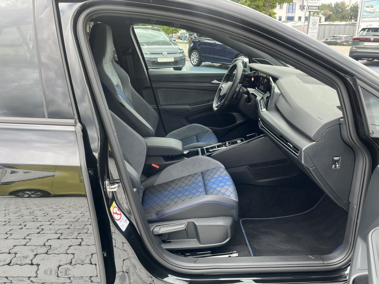 Golf VIII R 2,0 TSI 4Motion DSG (IQ L,RearView,DCC,Head up)