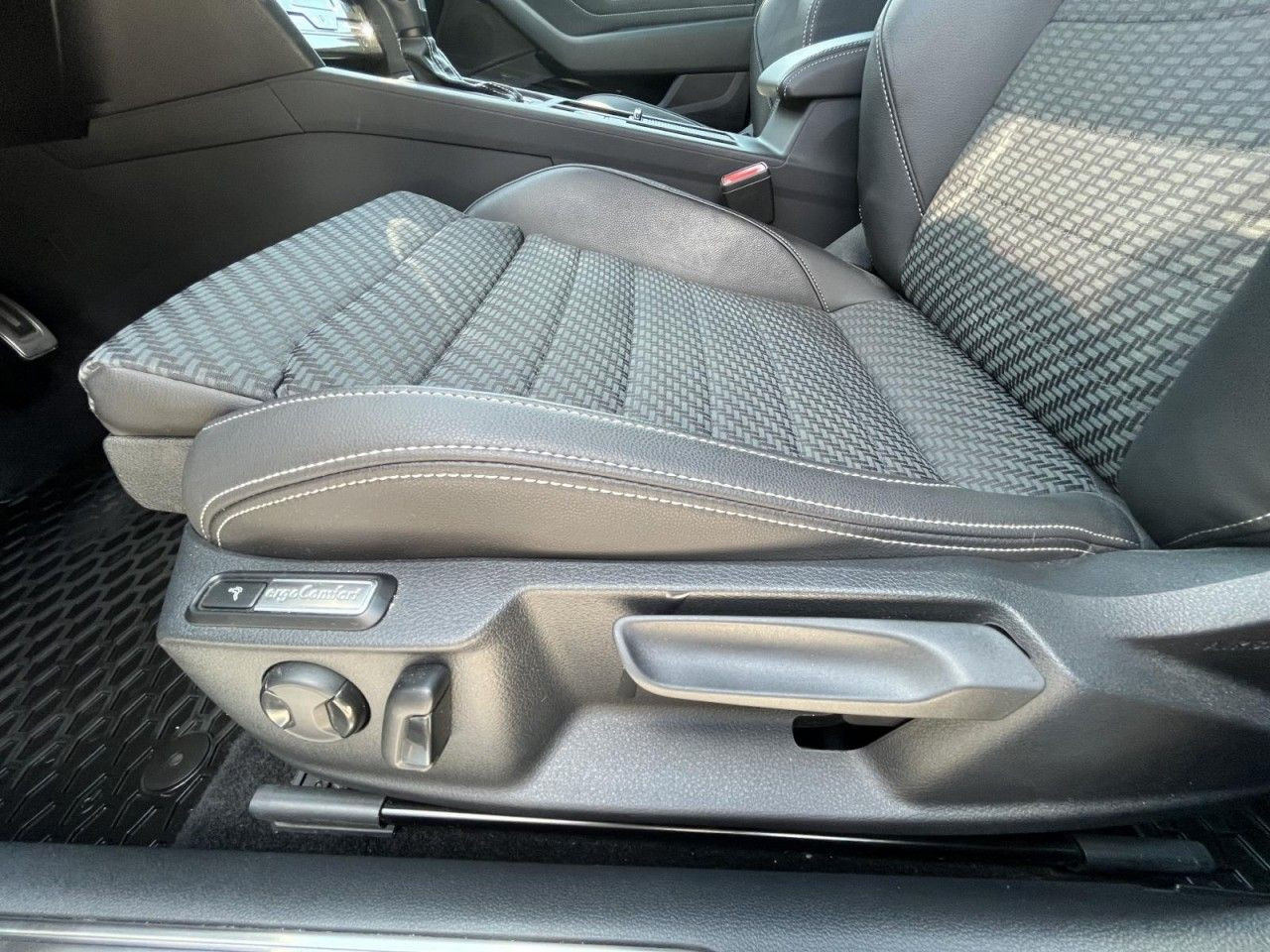 Passat Variant 2.0 TDI DSG R-Line (MatrixLED+AHK+Standh.+R-Kamera)