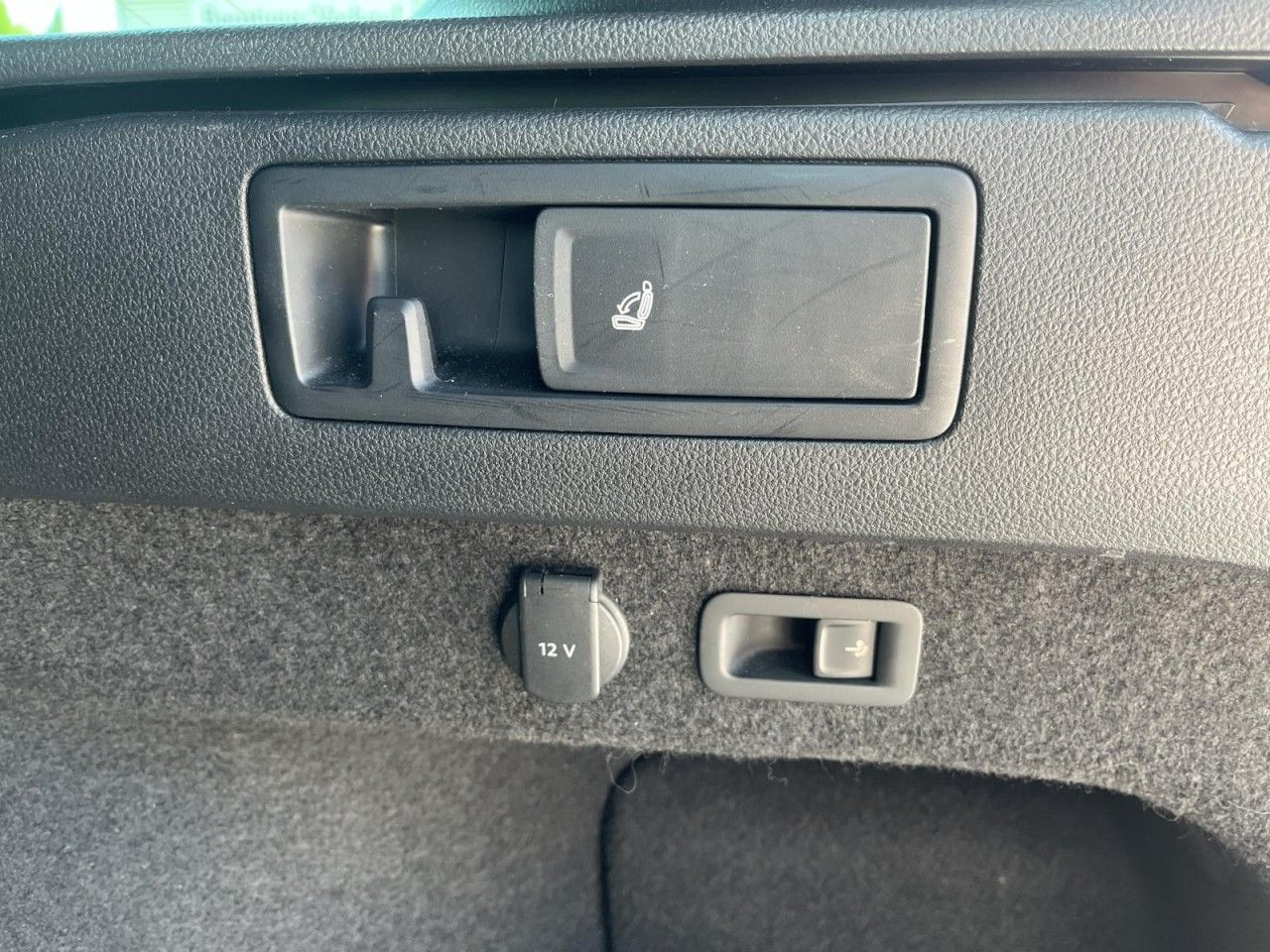 Passat Variant 2.0 TDI DSG R-Line (MatrixLED+AHK+Standh.+R-Kamera)