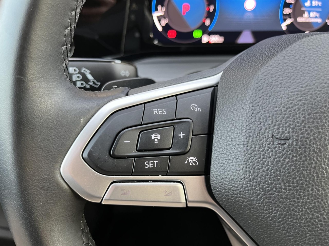 Golf VIII 1,5 eTSI DSG Style (IQLight+HarmanKardon+RearView)