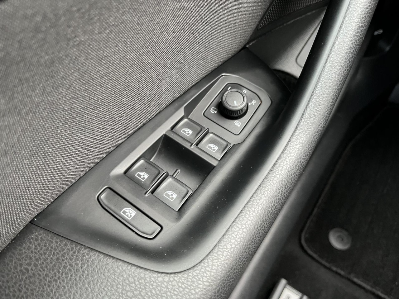 Passat Variant 2,0 TDI DSG Business (AHK+Navi+LED)