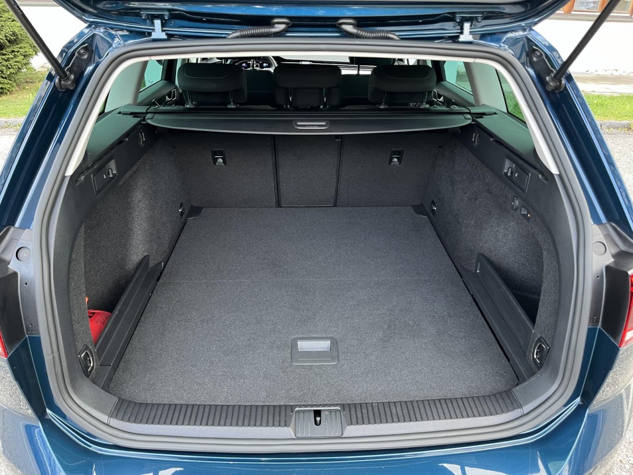Passat Variant 2,0 TDI DSG Business (AHK+Navi+LED)