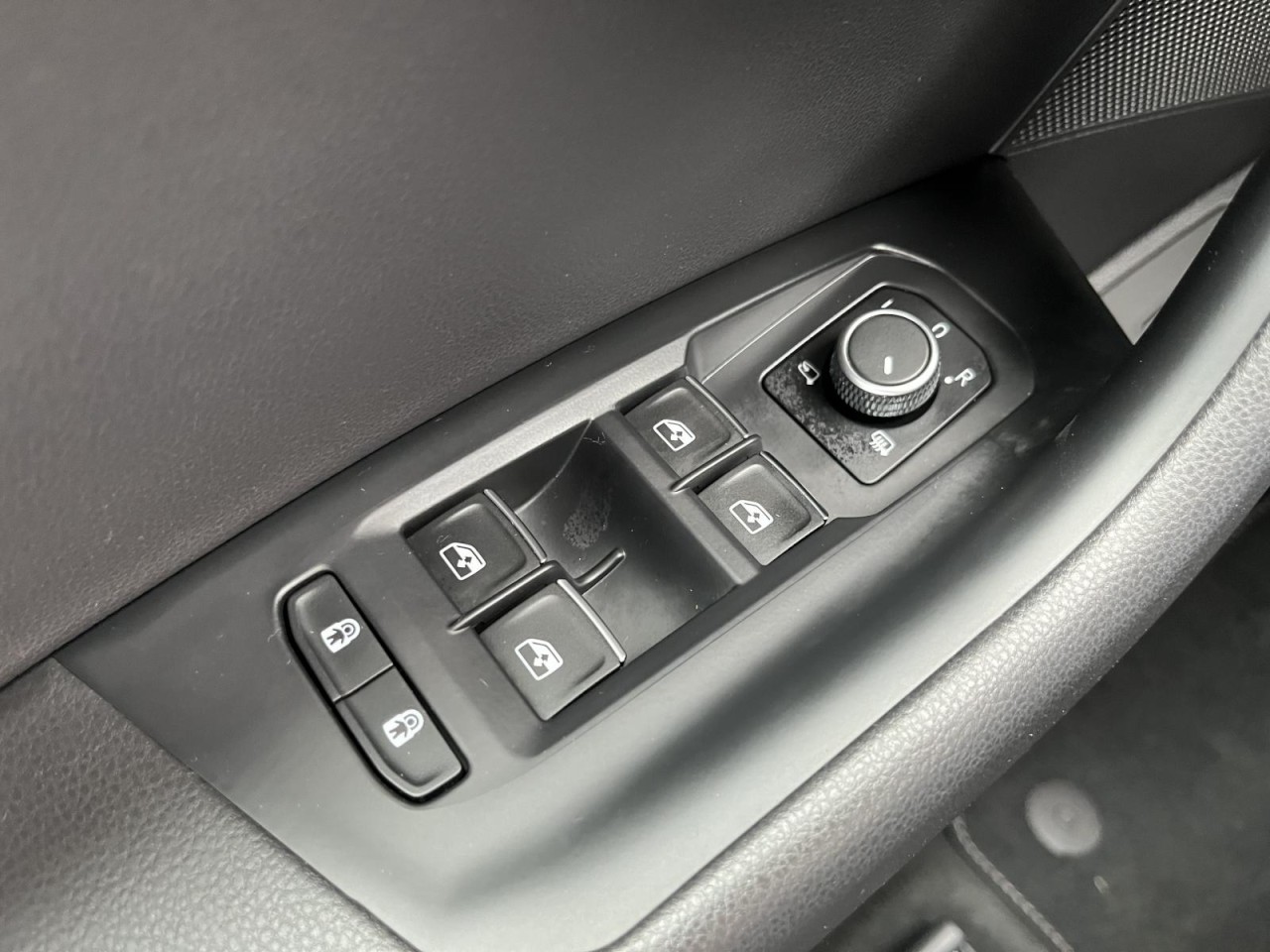 Touareg 3,0 V6 TDI DSG R-Line (AHK+Leder+Standhzg+Allradlenkung)
