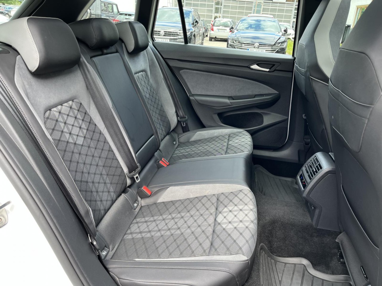 Golf VIII Variant 1,5 eTSI DSG R-Line (BlackStyle+AHK)