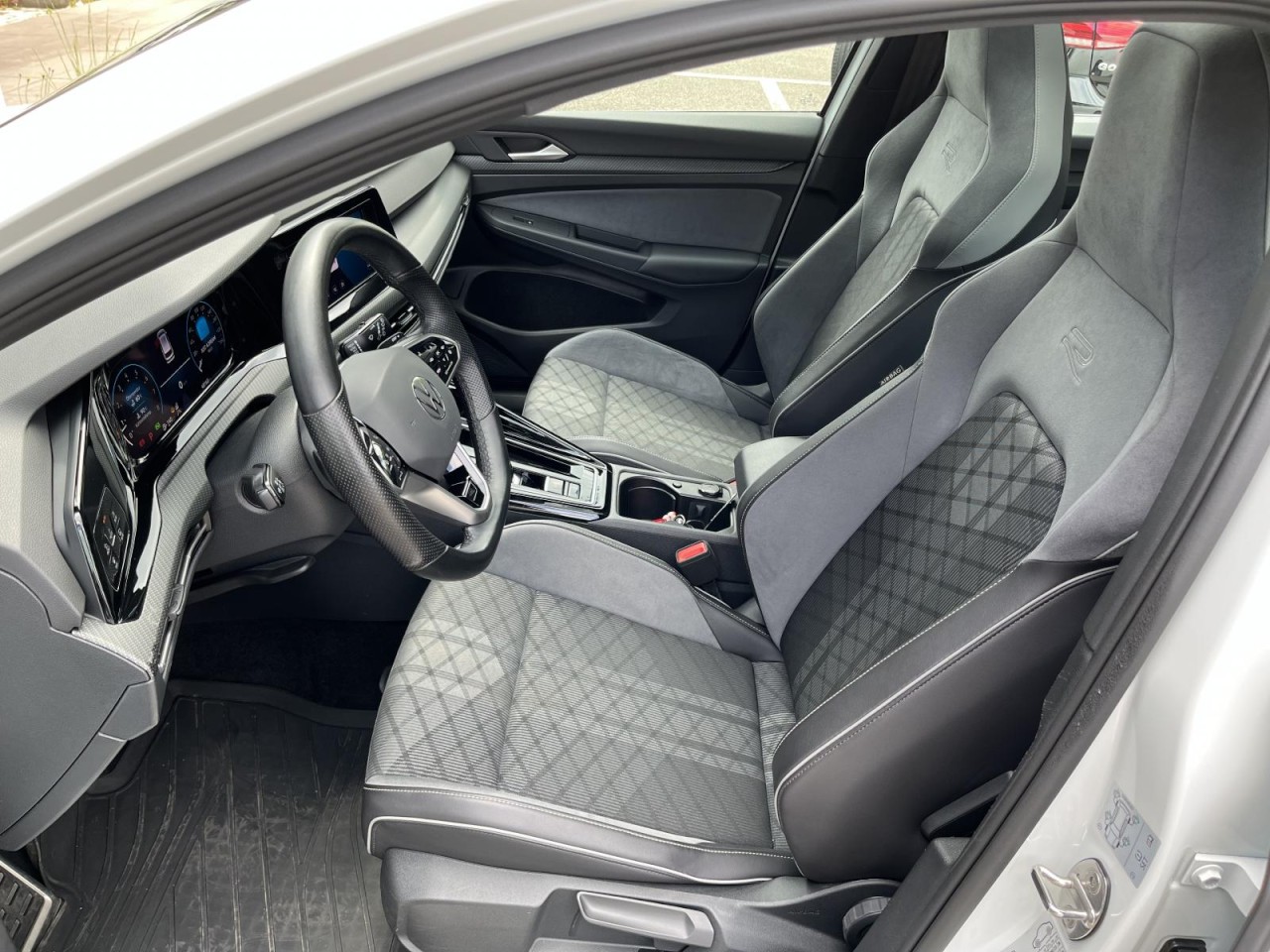 Golf VIII Variant 1,5 eTSI DSG R-Line (BlackStyle+AHK)