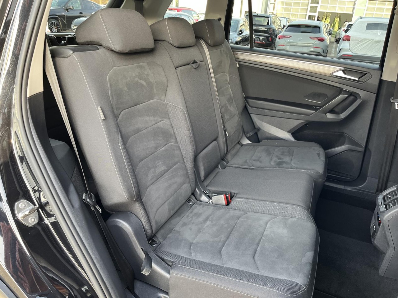 Tiguan Allspace 2,0 TSI DSG 4Motion Elegance (7-Sitzer+Navi+AHK+RearView)