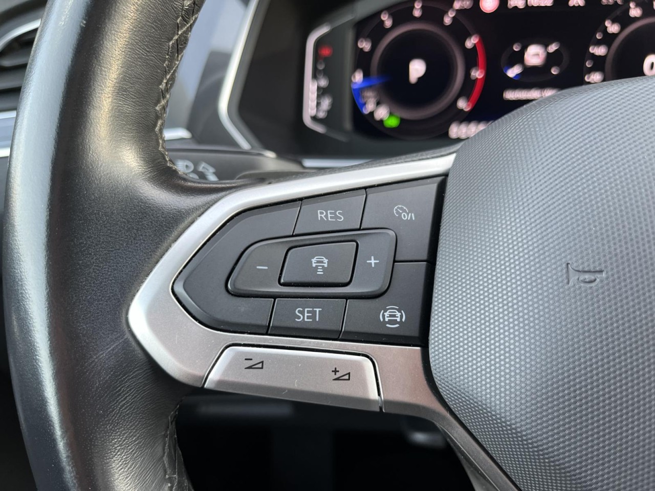 Tiguan Allspace 2,0 TSI DSG 4Motion Elegance (7-Sitzer+Navi+AHK+RearView)