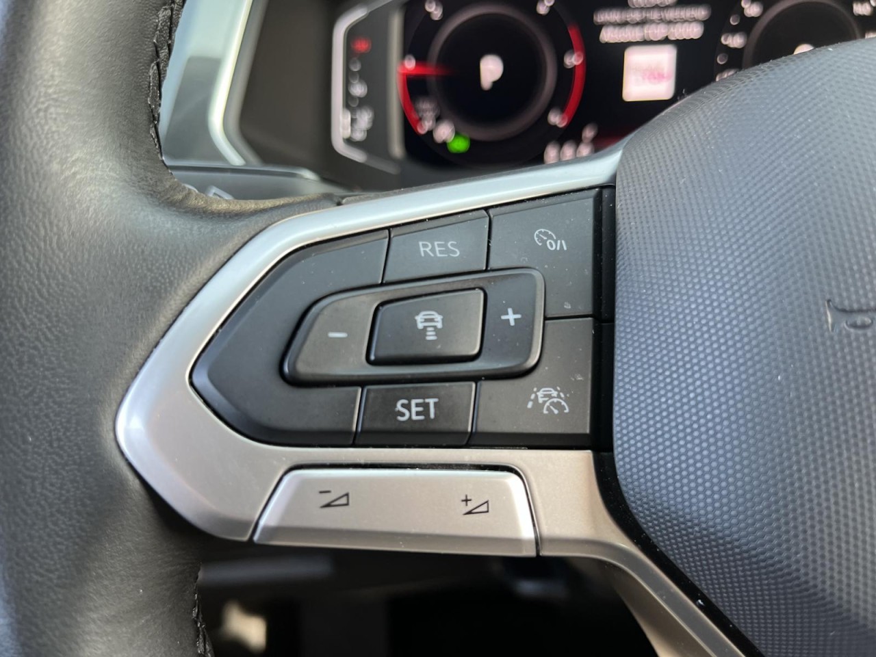 Tiguan 2,0 TDI Elegance DSG (Navi+HarmanKardon)