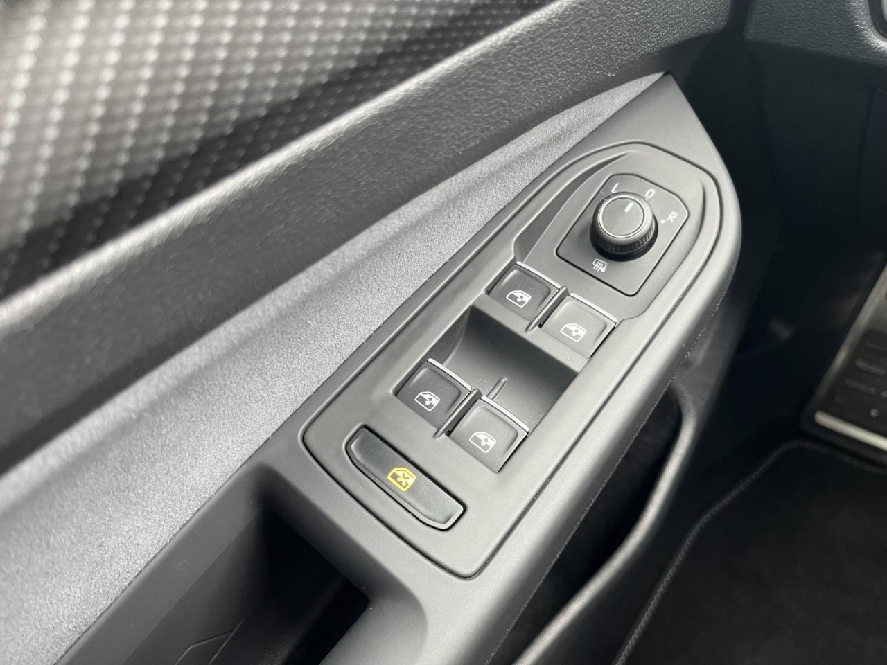 Golf VIII 2,0 TSI DSG 4Motion R-Line (Navi+LED+RearView)