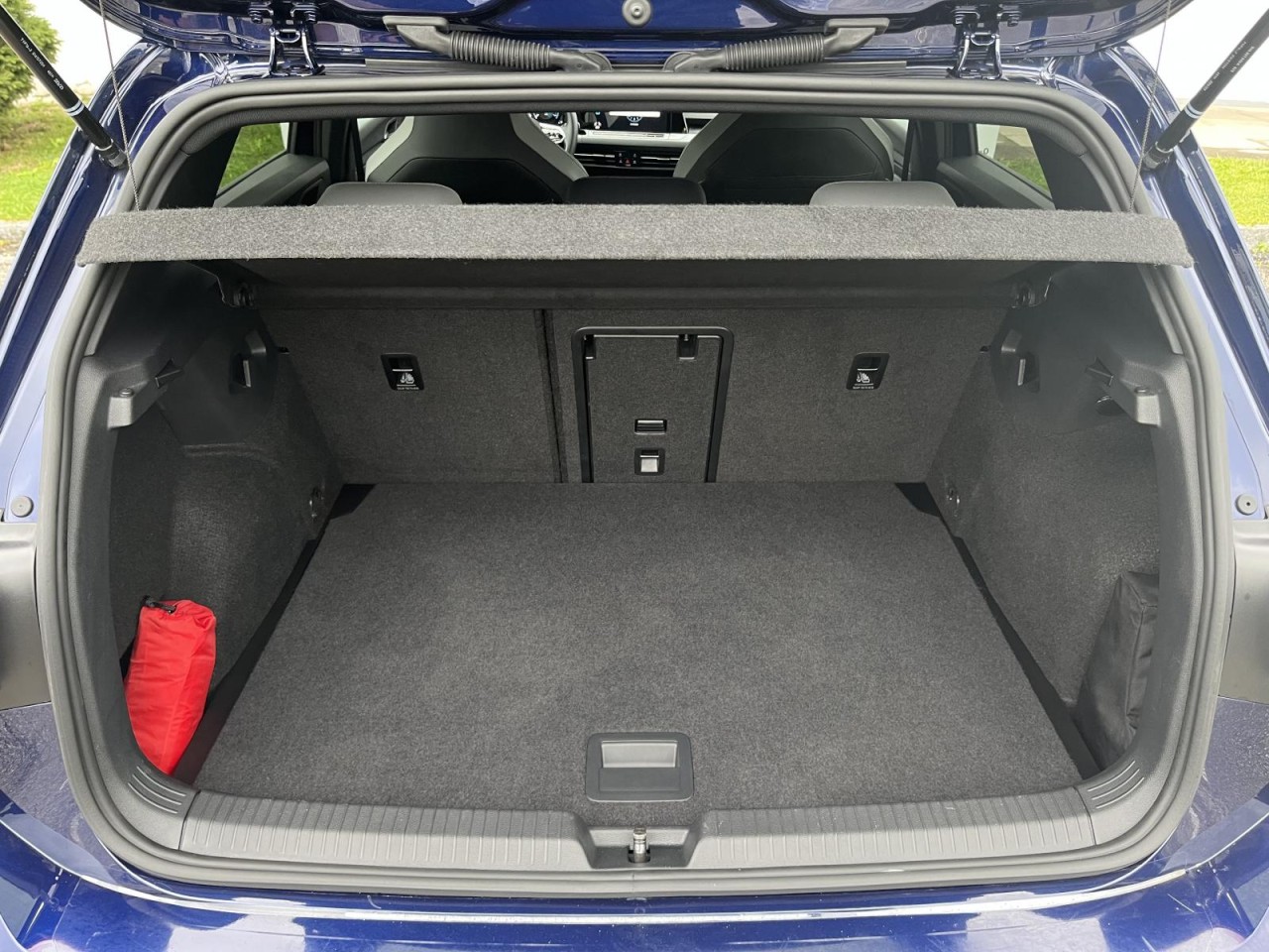 Golf VIII 2,0 TSI DSG 4Motion R-Line (Navi+LED+RearView)