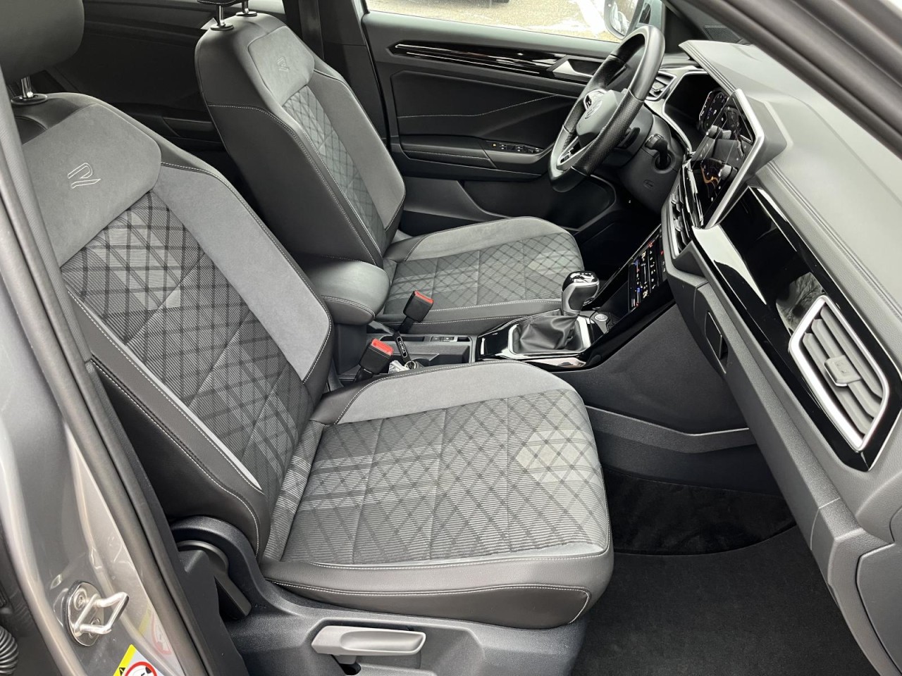 T-Roc 1,5 TSI DSG R-Line (AHK+RearView+Navi)