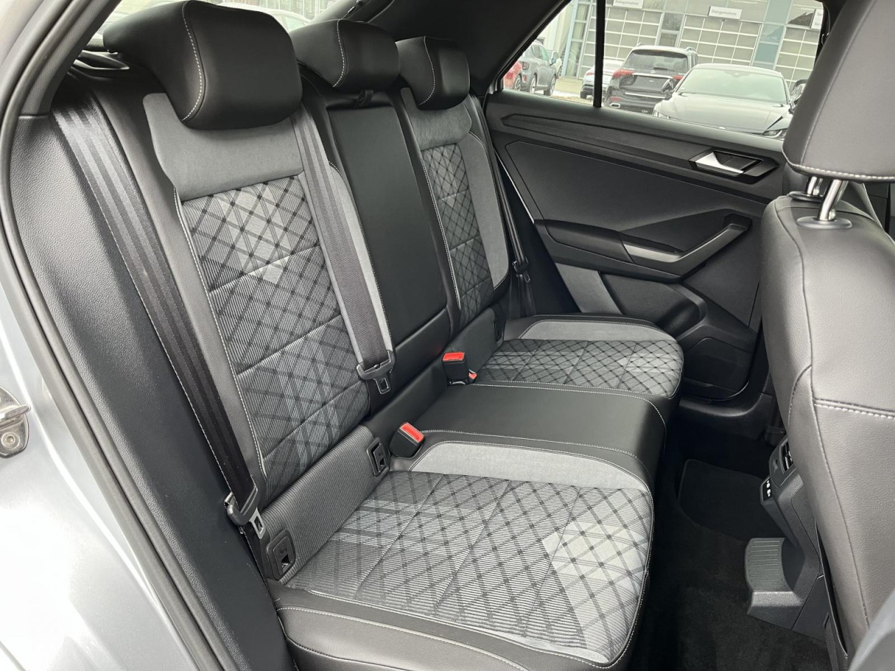 T-Roc 1,5 TSI DSG R-Line (AHK+RearView+Navi)