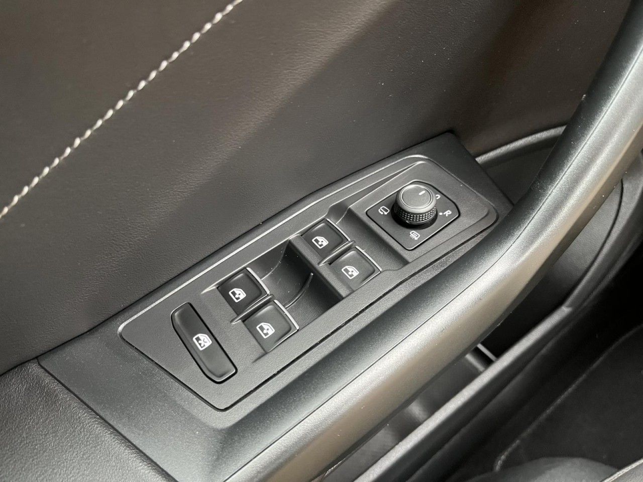 T-Roc 1,5 TSI DSG R-Line (AHK+RearView+Navi)