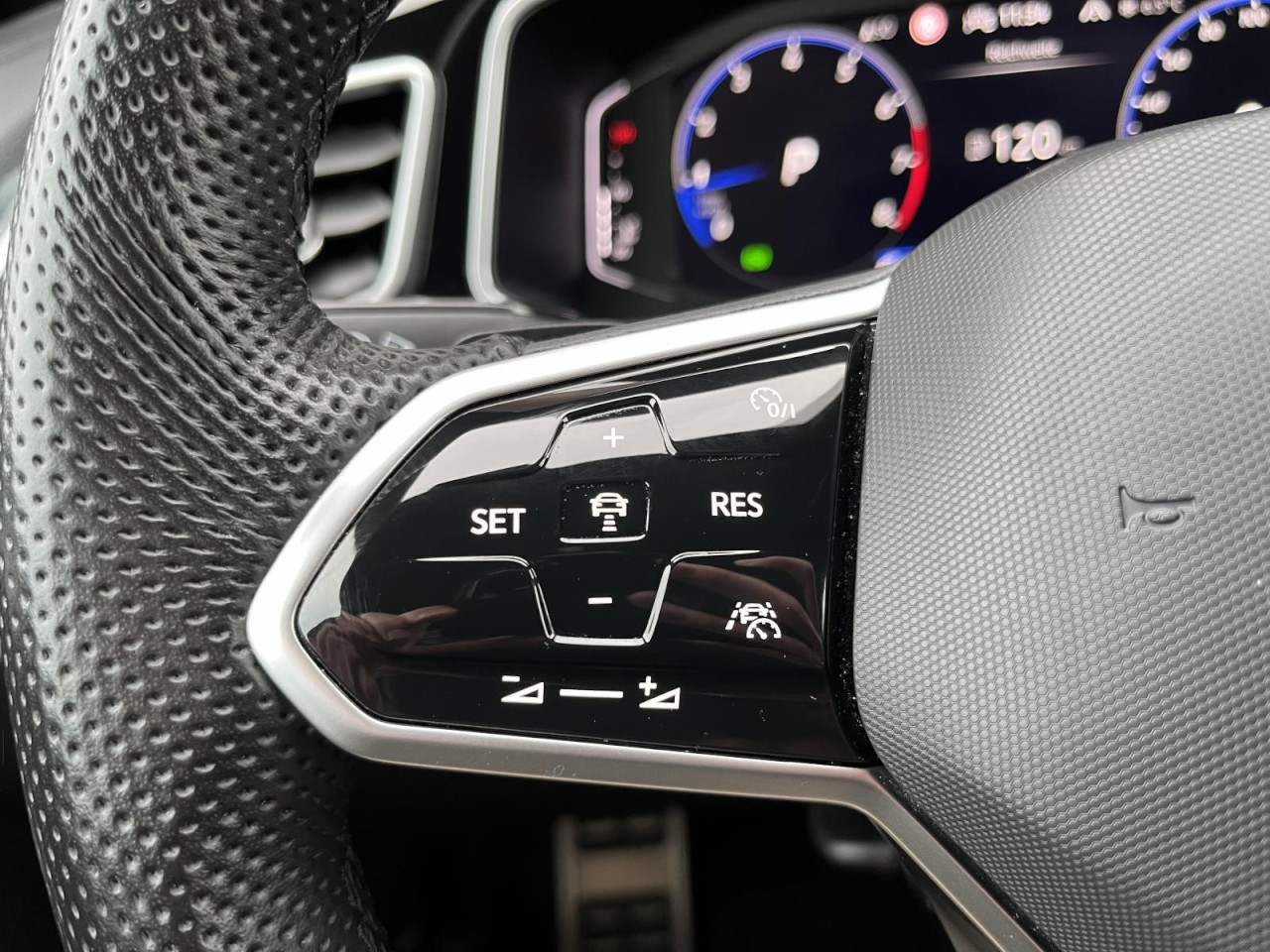 T-Roc 1,5 TSI DSG R-Line (AHK+RearView+Navi)