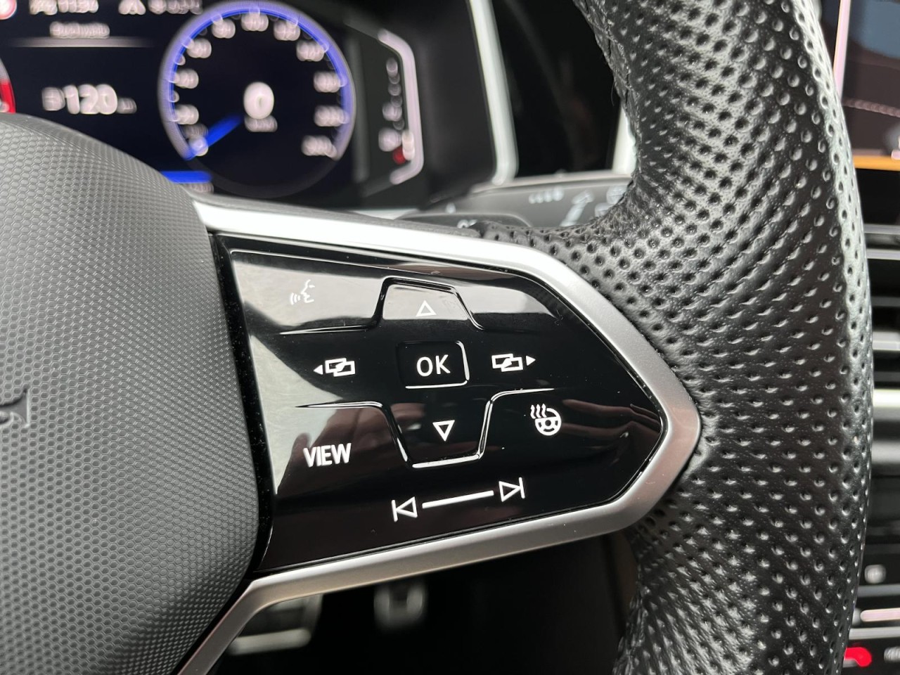 T-Roc 1,5 TSI DSG R-Line (AHK+RearView+Navi)