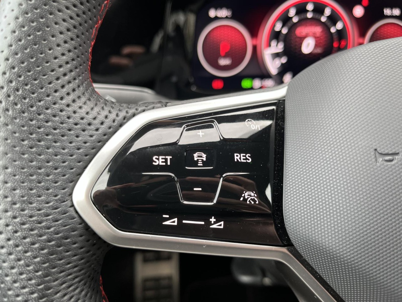 Golf VIII GTI 2,0 TSI DSG (Navi+LED+ACC+RearView)