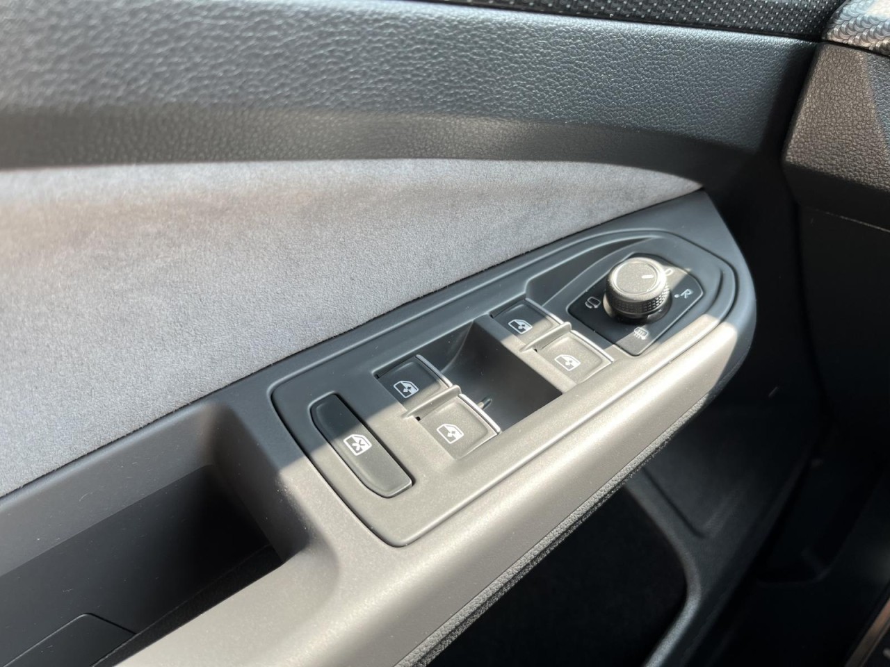 Golf VIII R 2,0 TSI R 4Motion (LED+DCC+RearView)