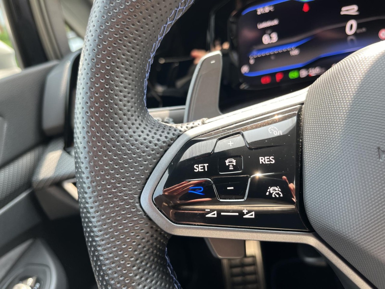 Golf VIII R 2,0 TSI R 4Motion (LED+DCC+RearView)