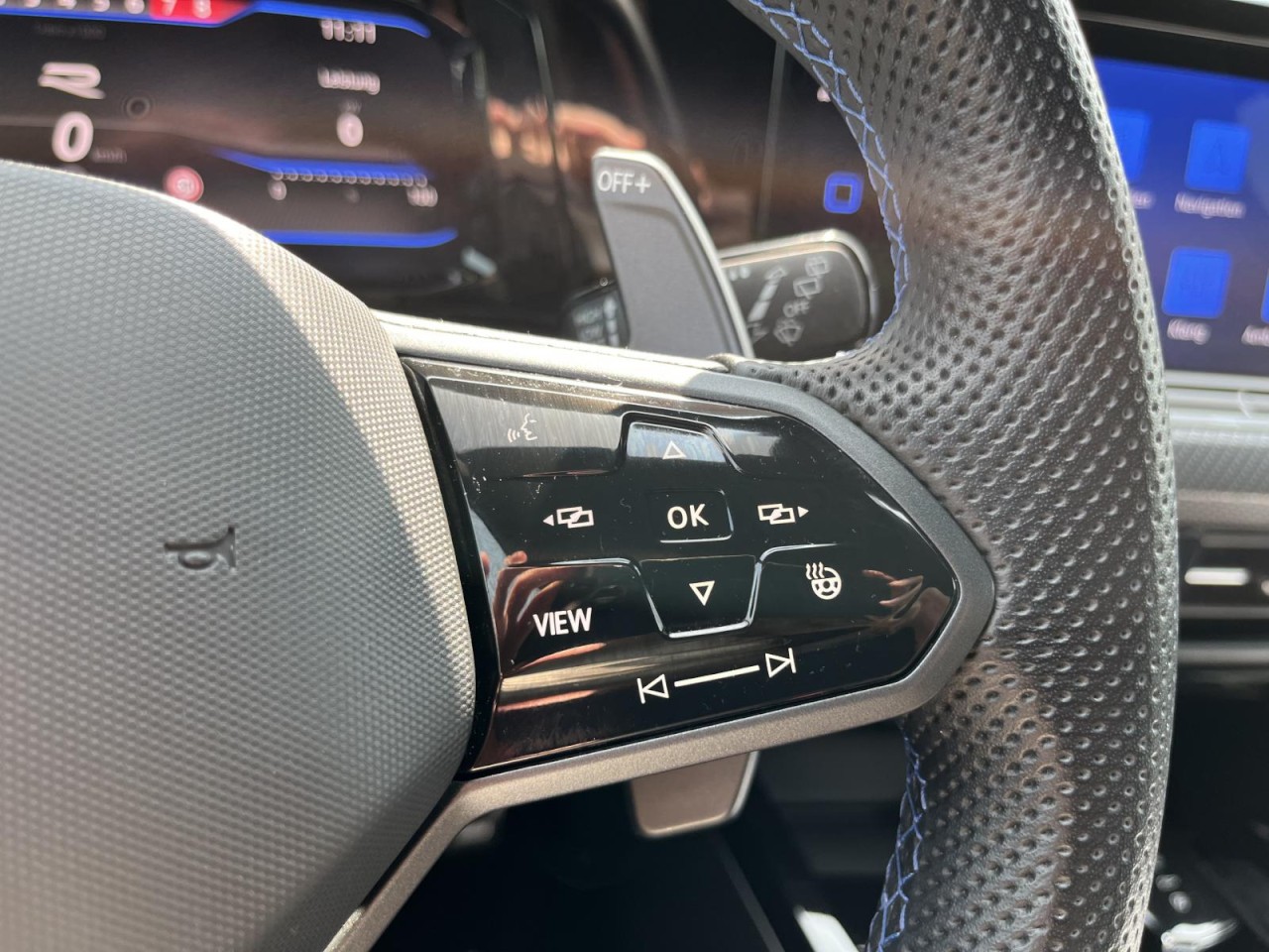 Golf VIII R 2,0 TSI R 4Motion (LED+DCC+RearView)