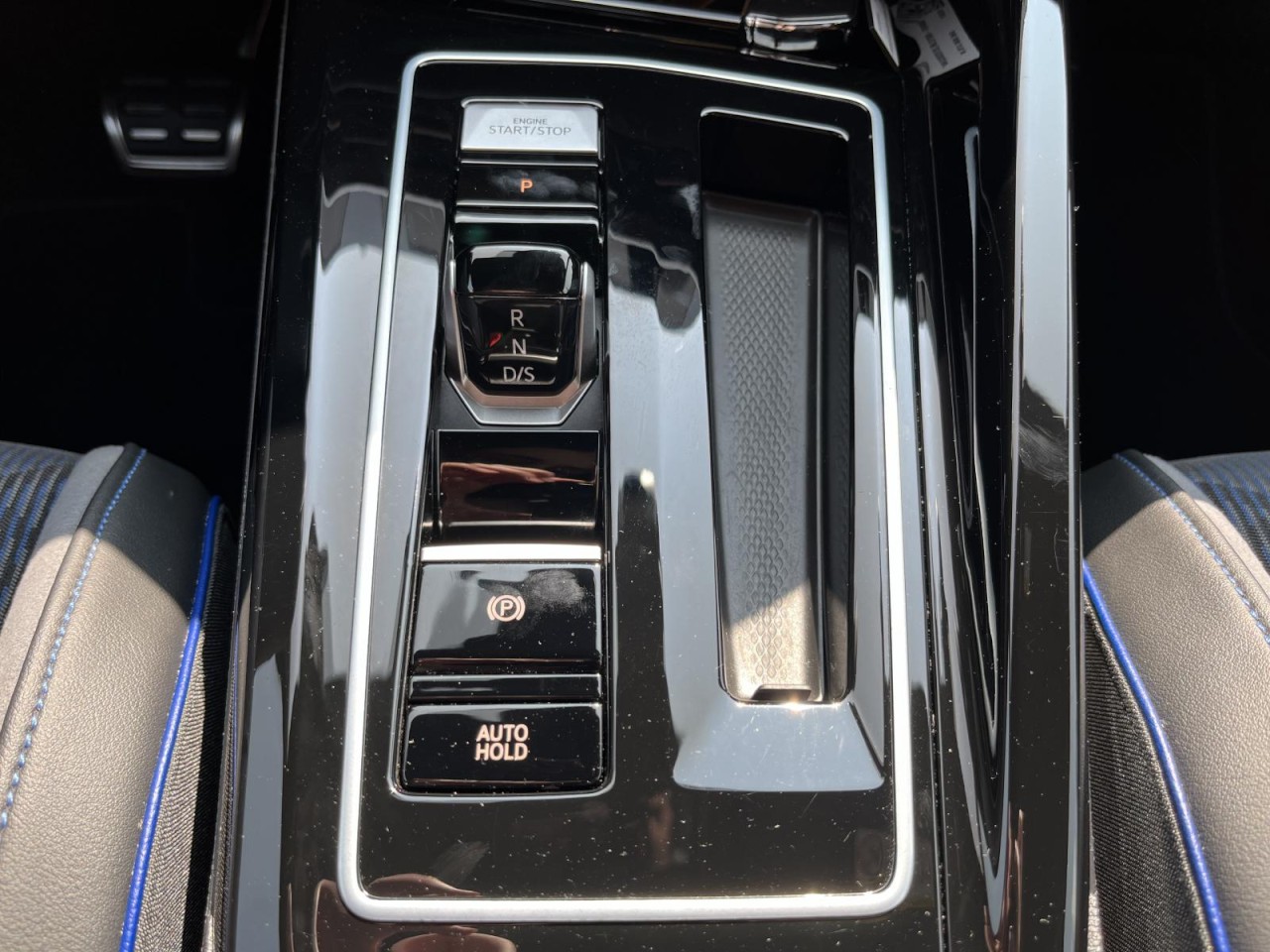 Golf VIII R 2,0 TSI R 4Motion (LED+DCC+RearView)