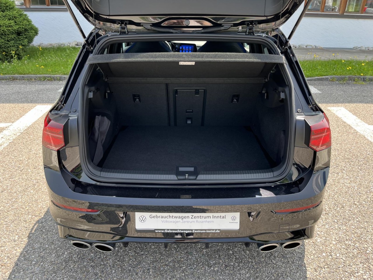 Golf VIII R 2,0 TSI R 4Motion (LED+DCC+RearView)