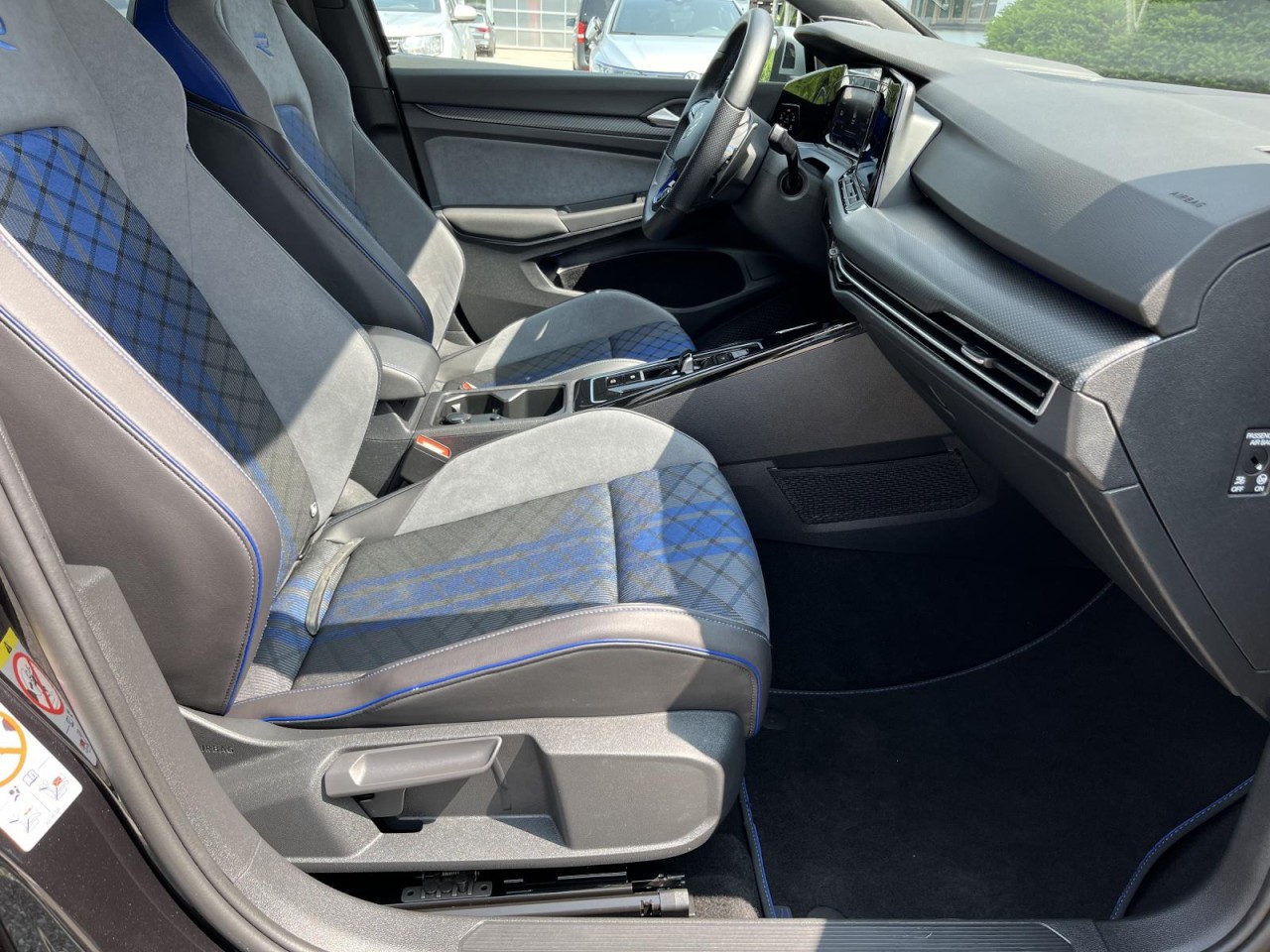 Golf VIII R 2,0 TSI R 4Motion (LED+DCC+RearView)