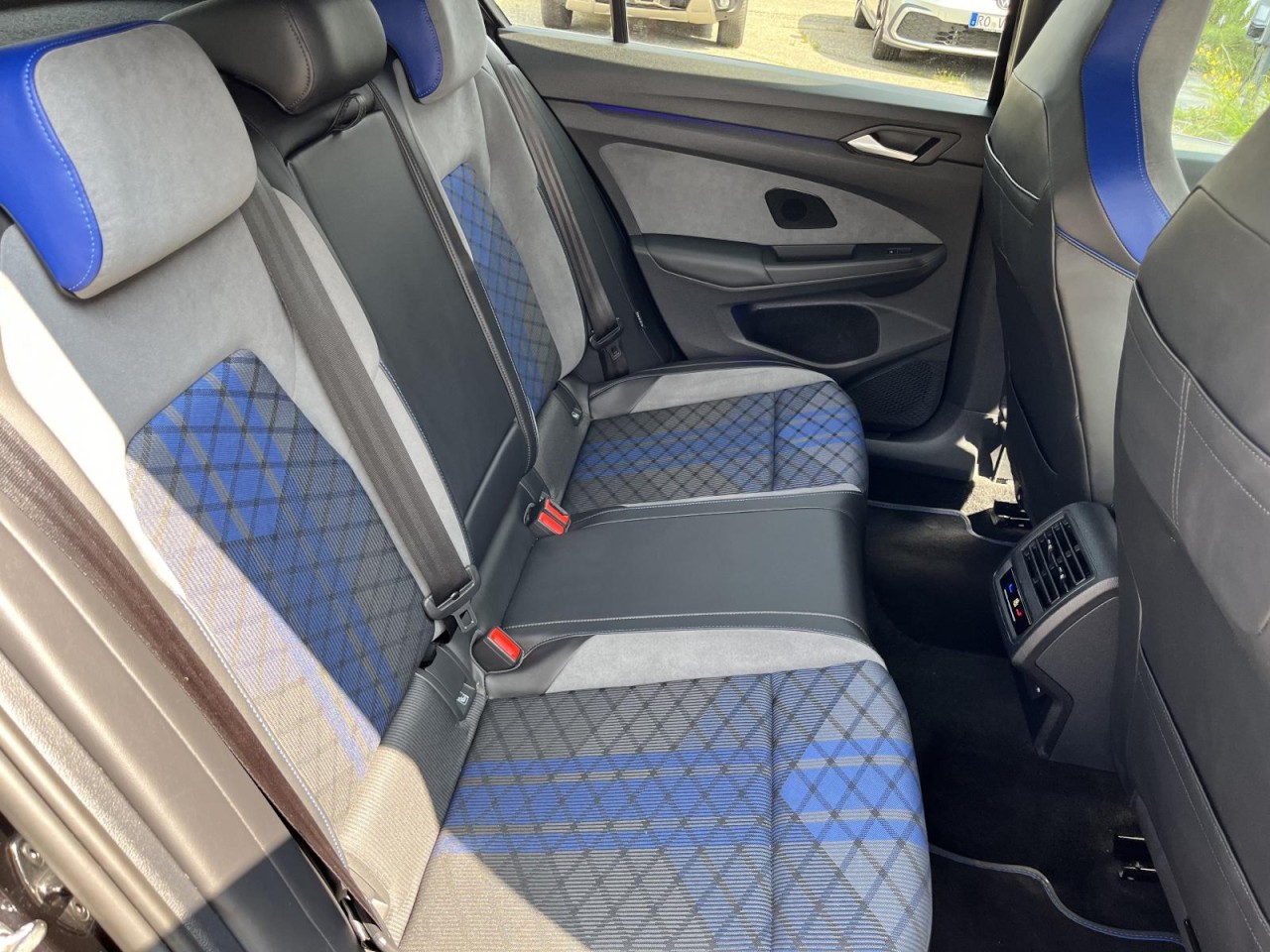 Golf VIII R 2,0 TSI R 4Motion (LED+DCC+RearView)