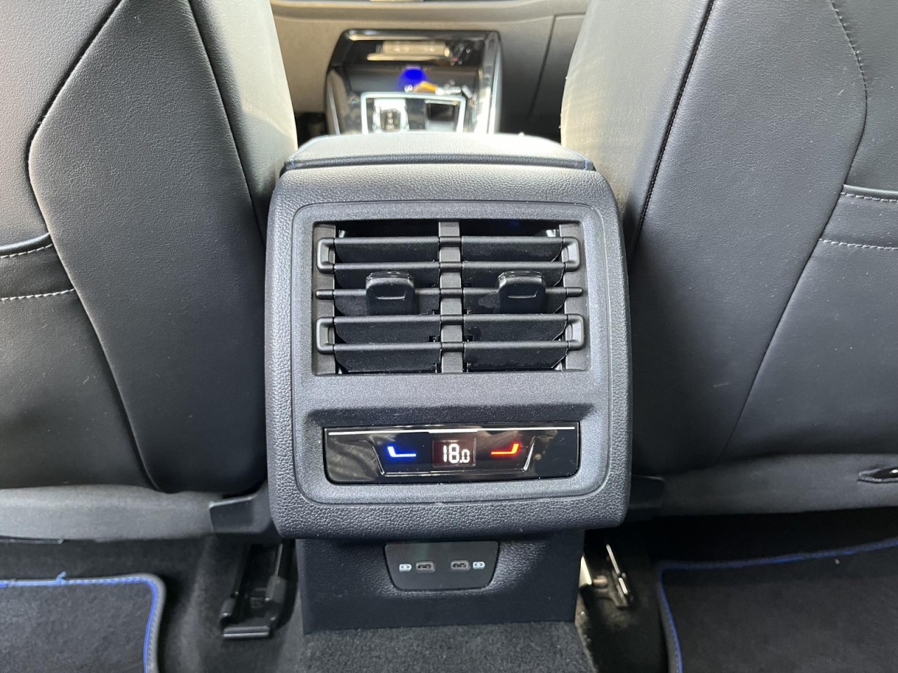 Golf VIII R 2,0 TSI R 4Motion (LED+DCC+RearView)