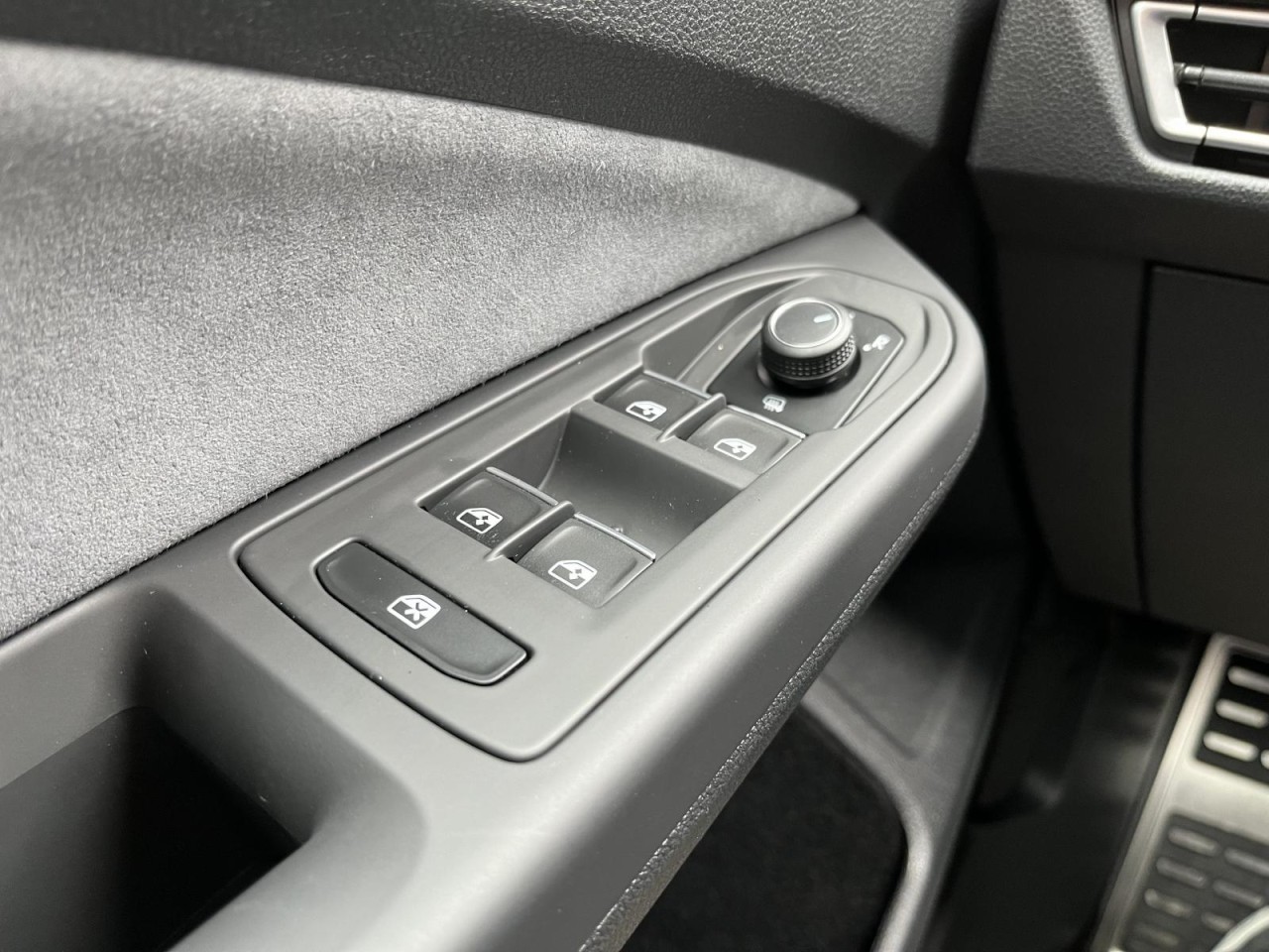 Golf VIII Variant 1,5 eTSI DSG R-Line (Navi+RearView+LED+)