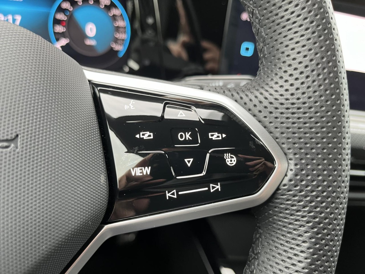 Golf VIII Variant 1,5 eTSI DSG R-Line (Navi+RearView+LED+)