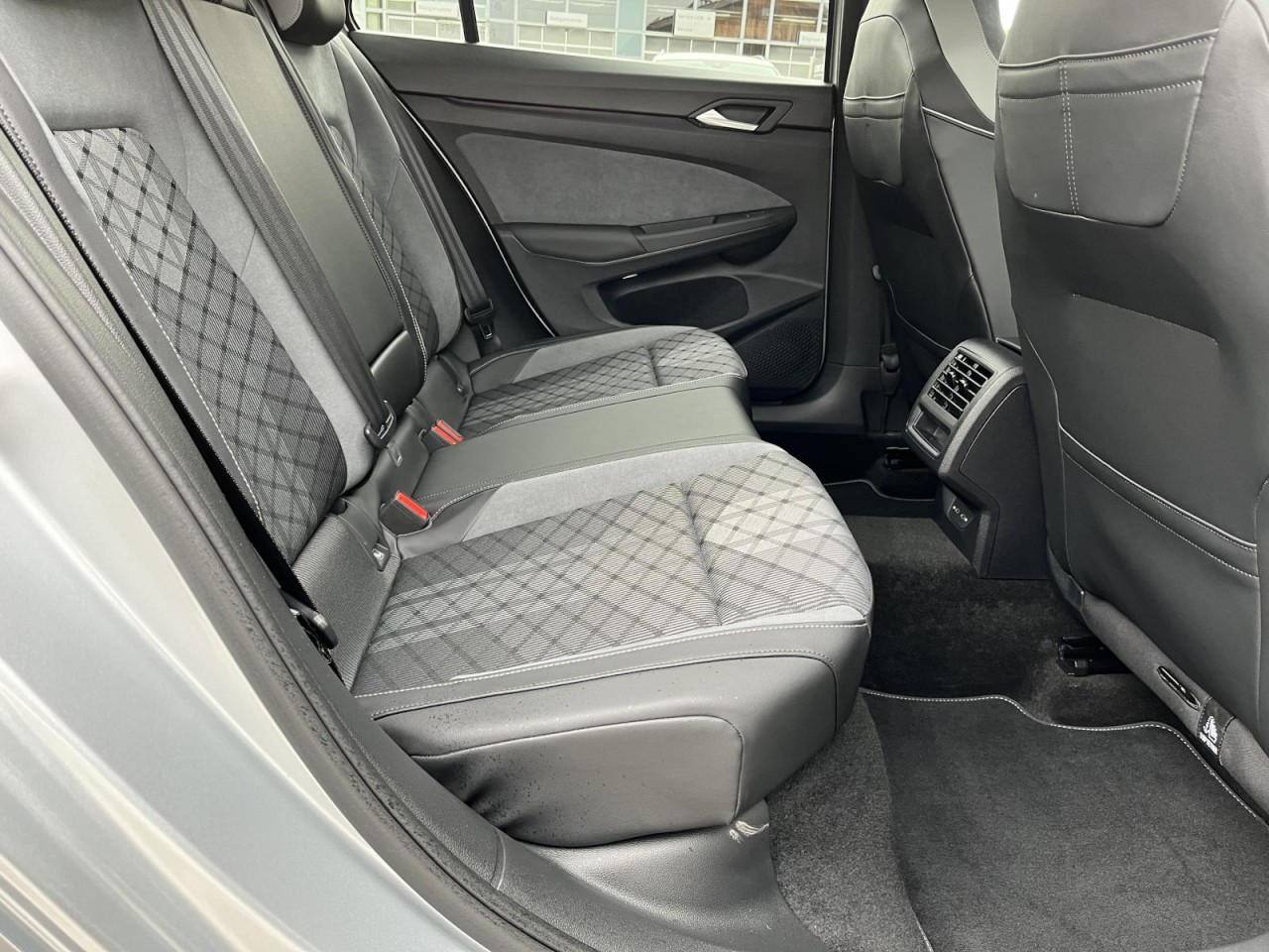 Golf VIII Variant 1,5 eTSI DSG R-Line (Navi+RearView+LED+)