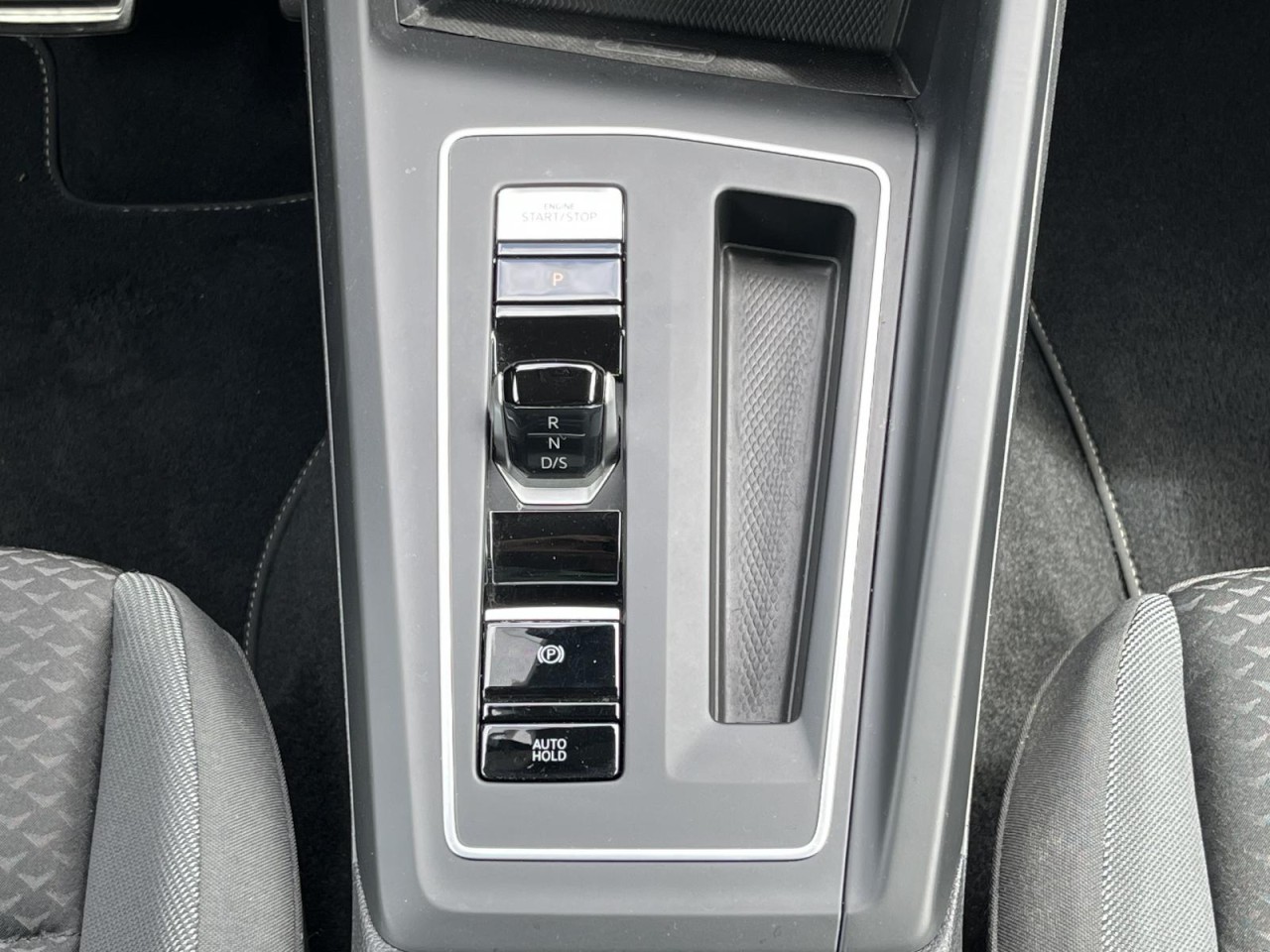 Golf VIII 1,0 eTSI DSG Active (Navi+RearView+LED+)