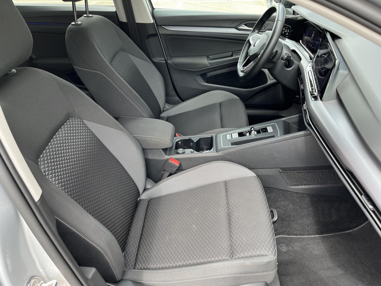 Golf VIII 1,0 eTSI DSG Active (Navi+RearView+LED+)