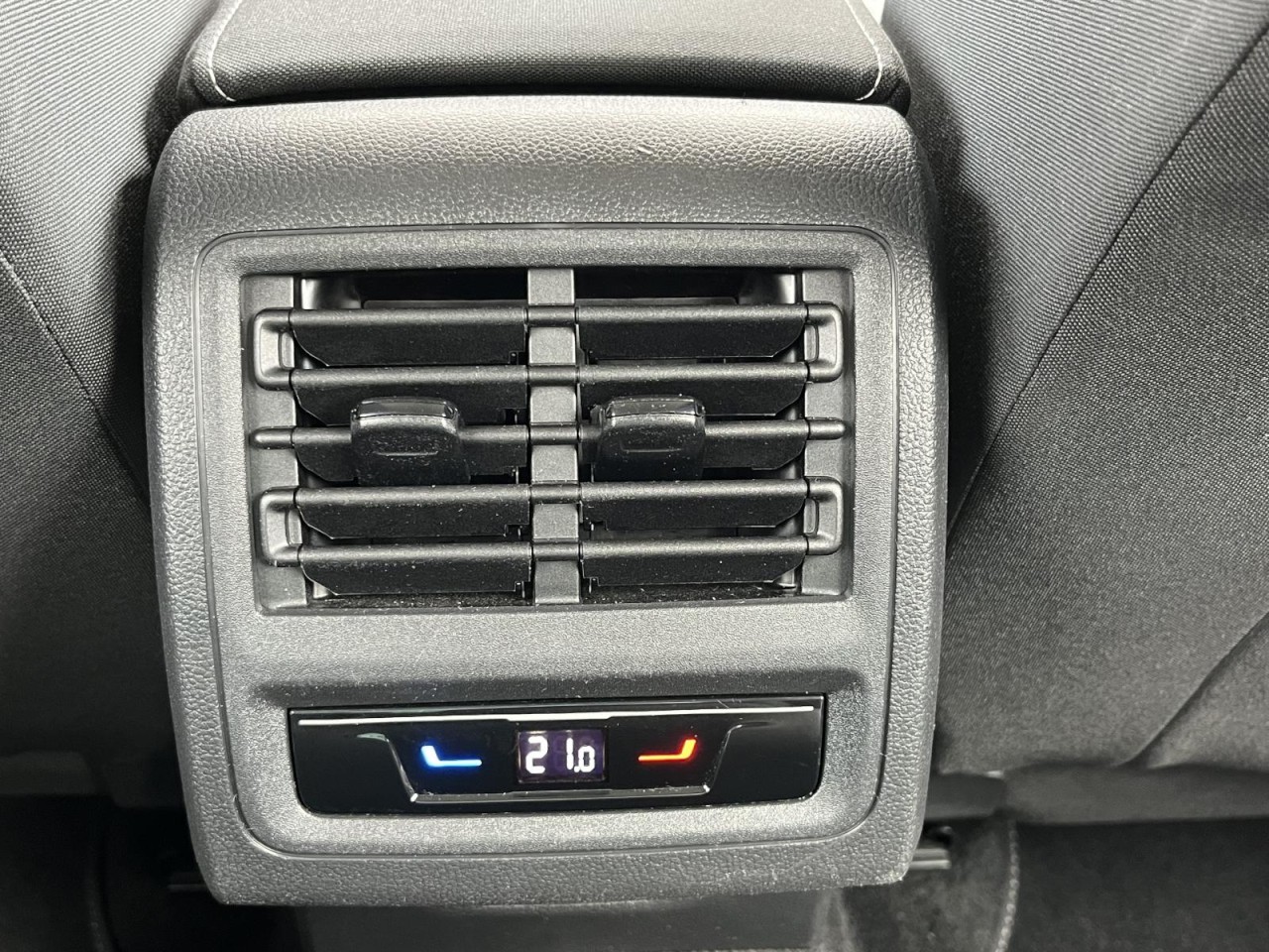 Golf VIII 1,0 eTSI DSG Active (Navi+RearView+LED+)