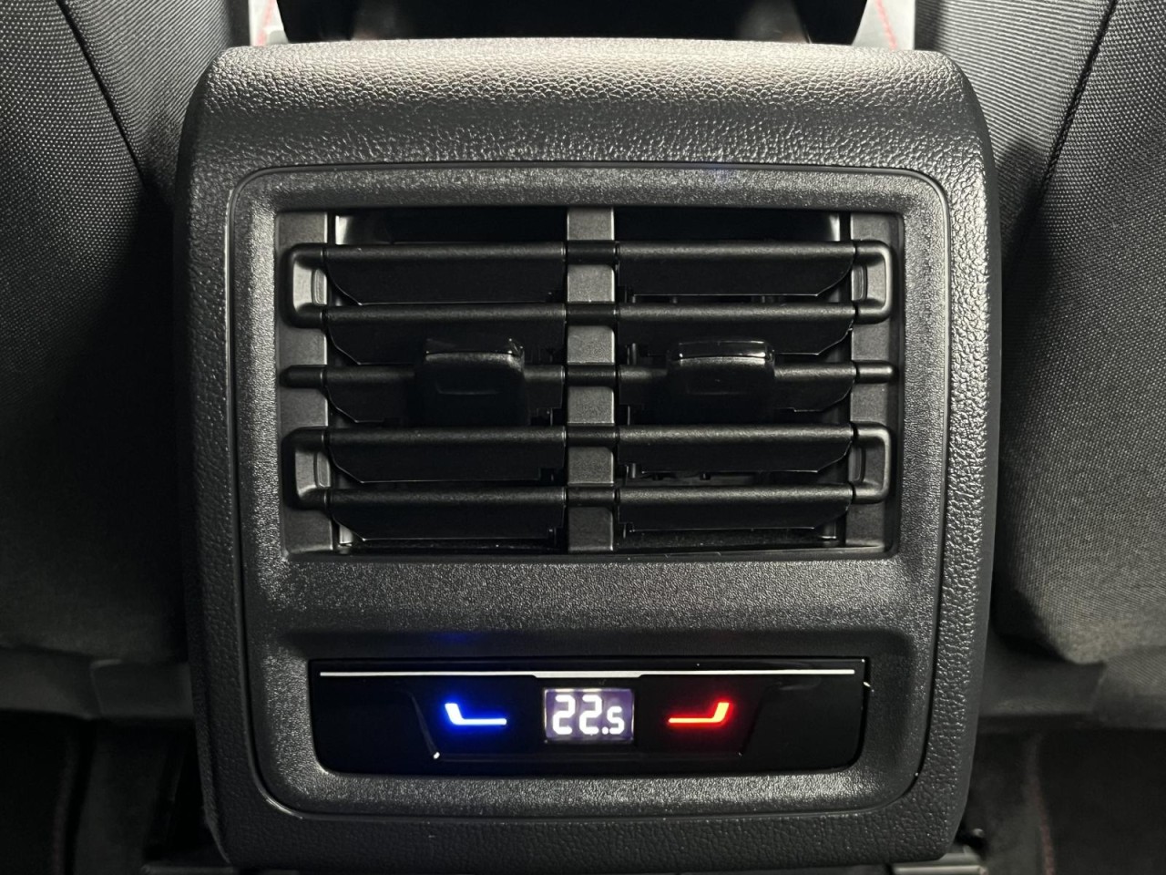 Golf VIII GTI 2,0 TSI DSG (AHK+LED+Navi) Klima