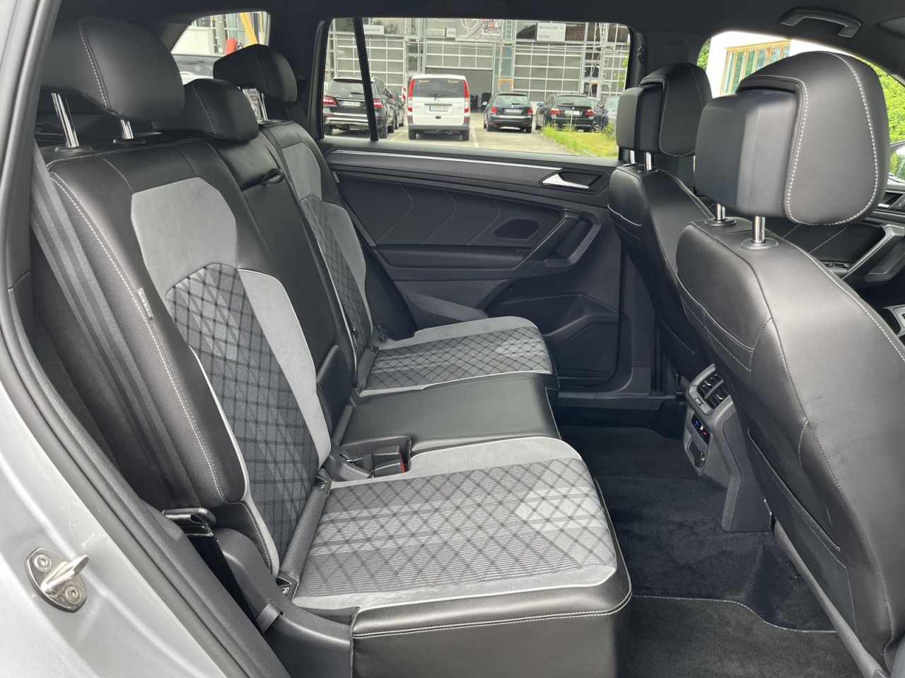 Tiguan Allspace 2,0 TSI DSG 4Motion R-Line (AHK+Navi)