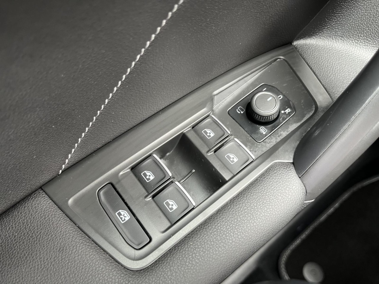 Tiguan Allspace 2,0 TSI DSG 4Motion R-Line (AHK+Navi)